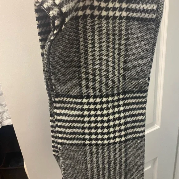 Banana Republic Black and White Houndstooth Scarf - Picture 2 of 3